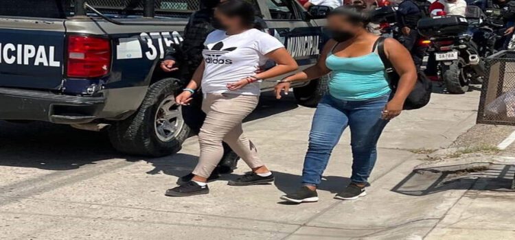 Mujeres son arrestadas por intento de robo de un menor