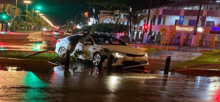 Accidente vial contra pilares de contención