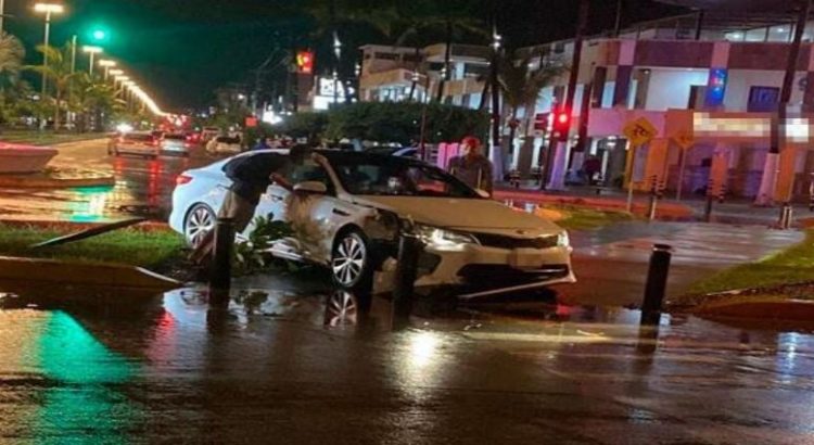 Accidente vial contra pilares de contención