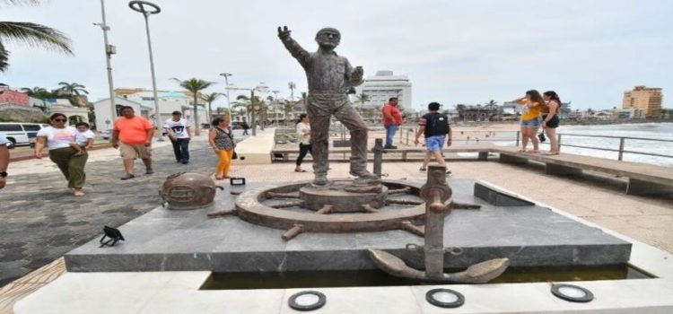 Regidores consideran un derroche el monumento a Jacques Cousteau