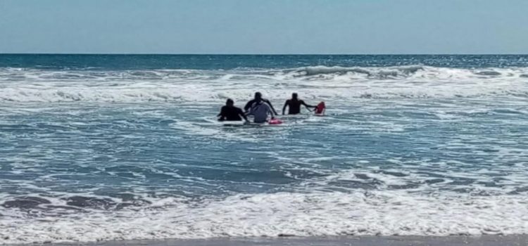 Rescatan del mar a 8 turistas