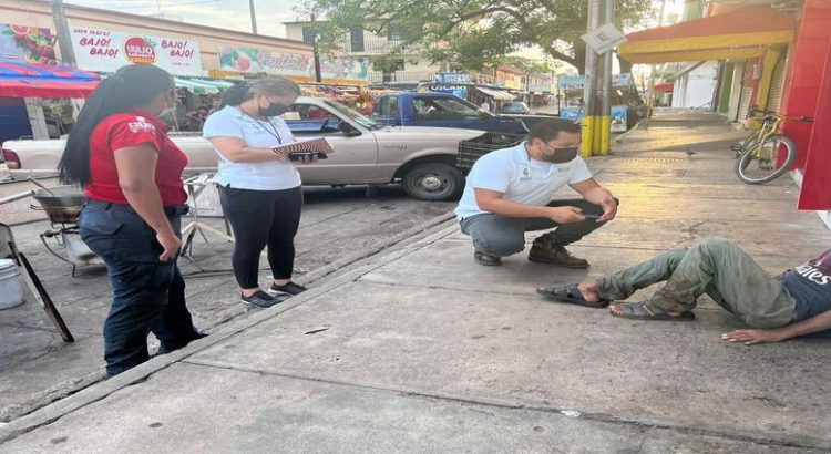 Atienden a hombre en situación de calle