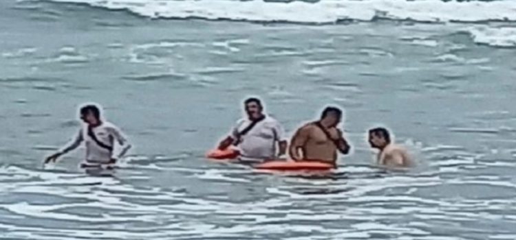 Rescatan a tres turistas del mar