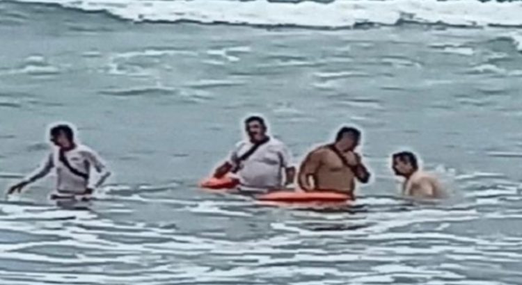 Rescatan a tres turistas del mar