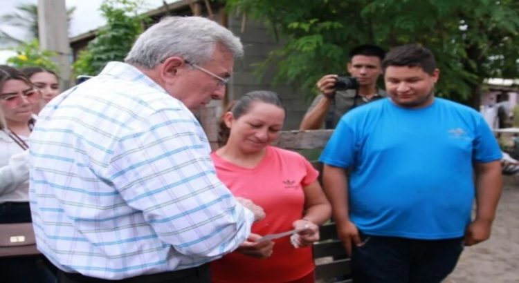 El alcalde y el gobernador entregaron apoyos a damnificados