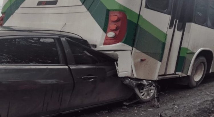 Automóvil queda debajo de un camión de transporte urbano