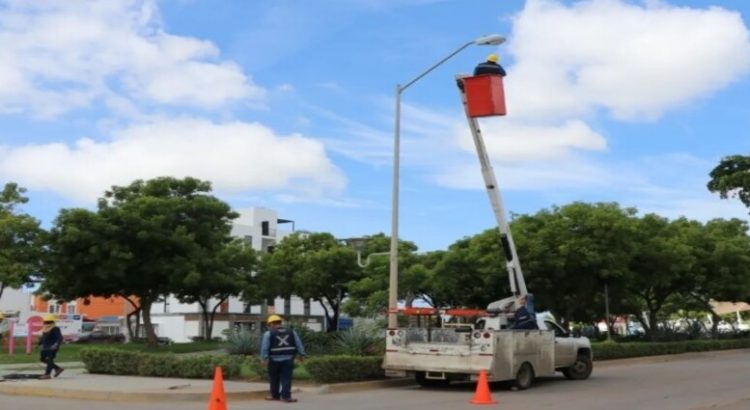 Rehabilitan lámparas del Parque Lineal de Mazatlán