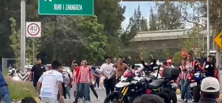 Violencia y heridos en pelea entre aficionados del Puebla y Chivas