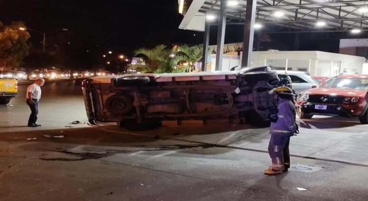 Camioneta termina volcada en las Avenidas La Marina y De La Alameda