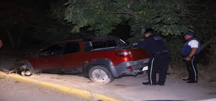 Camioneta se impacta contra objeto fijo en la avenida Juan Pablo II