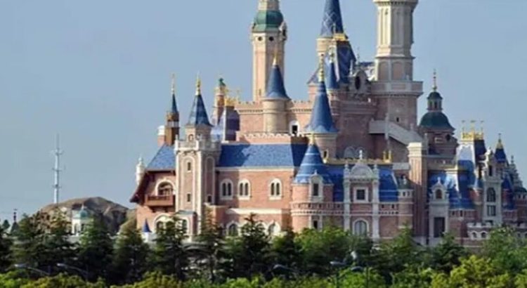 Regaló vacaciones a Disneylandia a miles de sus empleados