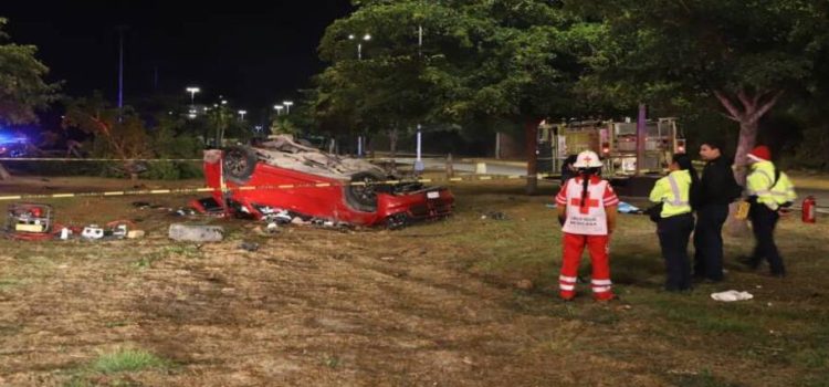 Volcadura deja dos personas muertas y un lesionado