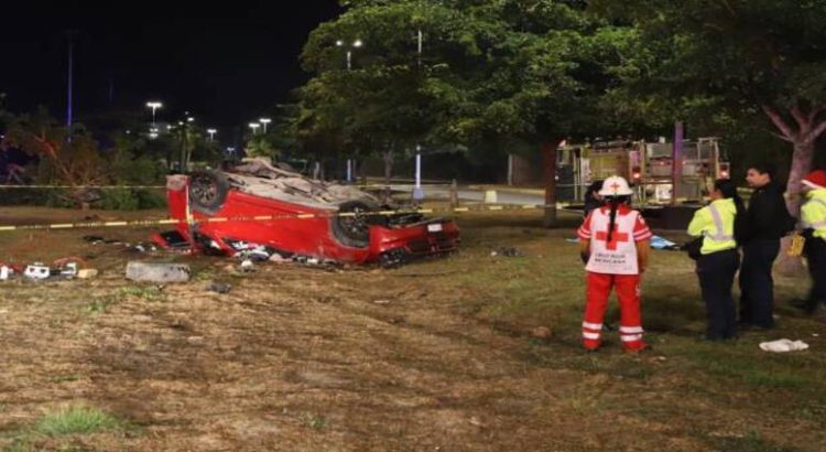 Volcadura deja dos personas muertas y un lesionado