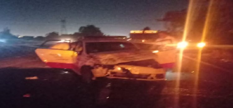Accidente vial entre un taxi rojo y una camioneta