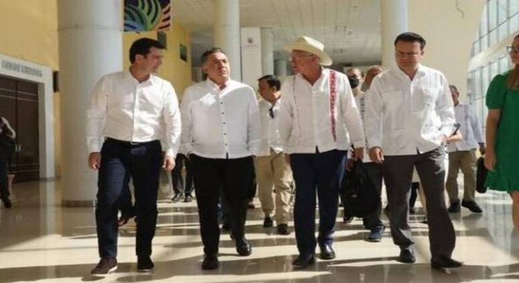 Ken Salazar reconoce a Sinaloa como líder en la producción de camarón