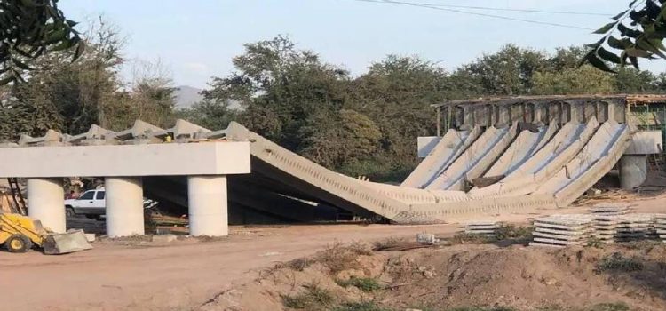 El puente El Quelite se cayó por una mala maniobra