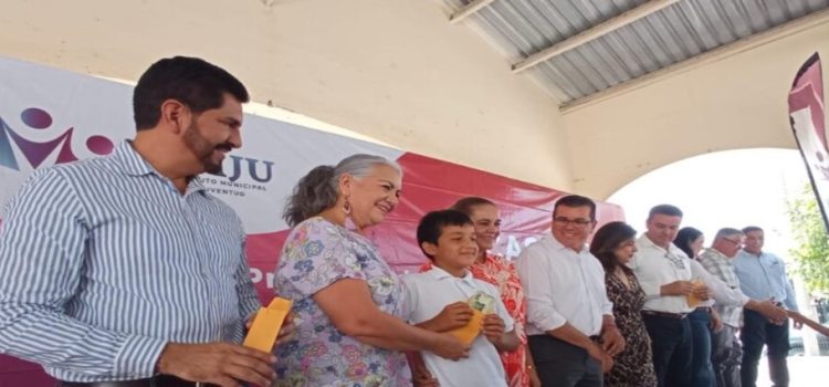 Gobierno de Mazatlán entregó becas del programa de apoyo al seguimiento estudiantil