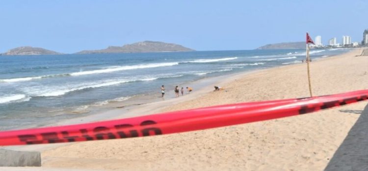 Cierran accesos de playas de Mazatlán por fuerte oleaje