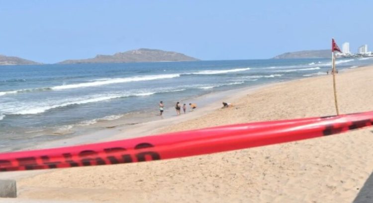 Cierran accesos de playas de Mazatlán por fuerte oleaje