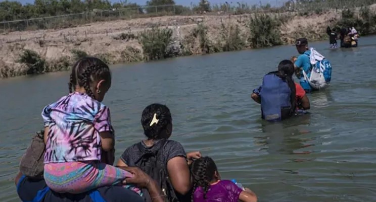 Negocia EU con México programa para apoyar a refugiados