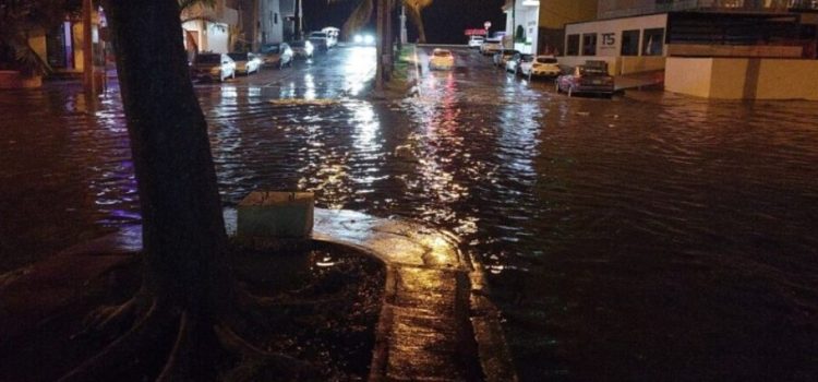 Fuerte tormenta en Mazatlán causa apagón e inundaciones