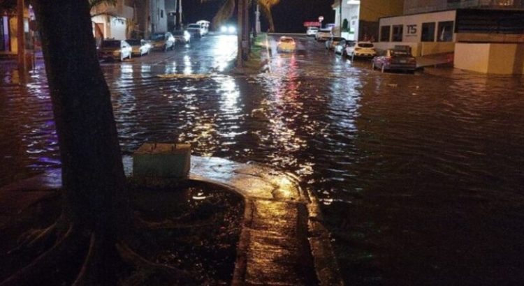 Fuerte tormenta en Mazatlán causa apagón e inundaciones