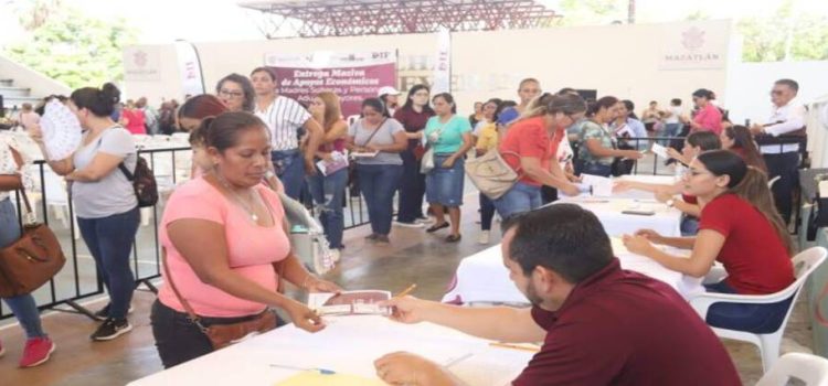 El DIF Mazatlán entregó apoyos económicos a madres solteras y adultos mayores