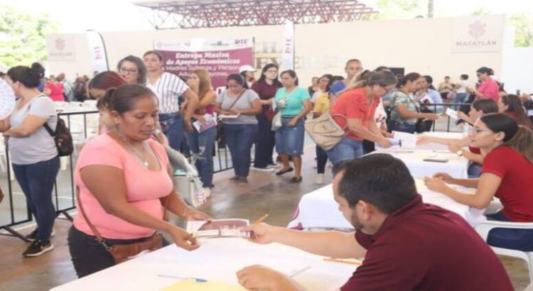 El DIF Mazatlán entregó apoyos económicos a madres solteras y adultos mayores