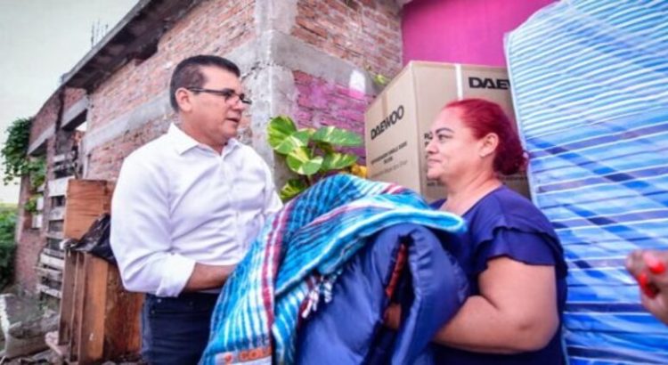El Gobierno municipal y el Sistema DIF Mazatlán entregaron apoyos a familias afectadas por las lluvias