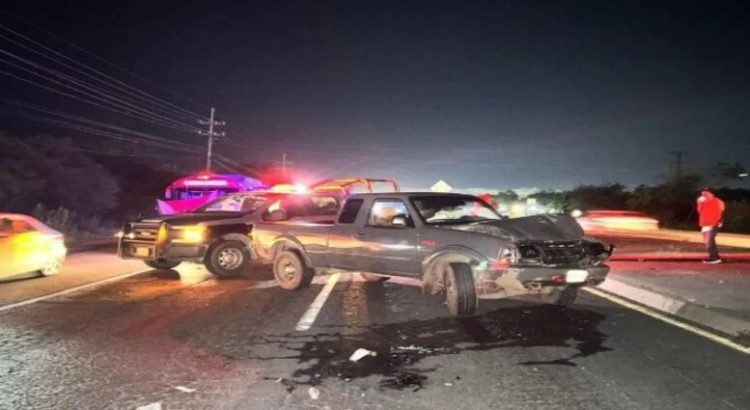 Pareja de motociclistas es impactada por una camioneta