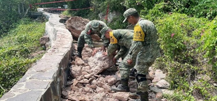 Soldados demolieron las piedras que obstruían la escalera que conduce al faro