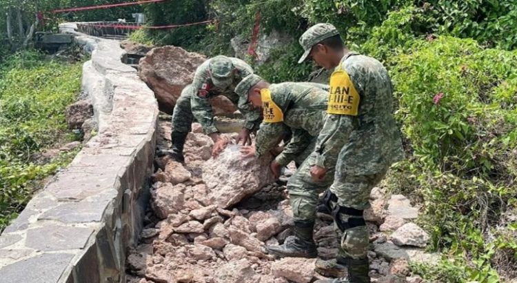 Soldados demolieron las piedras que obstruían la escalera que conduce al faro