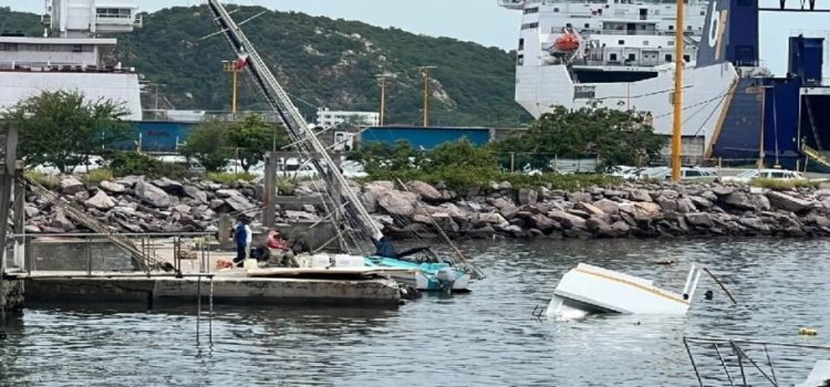 Lluvias provocaron el hundimiento de dos embarcaciones