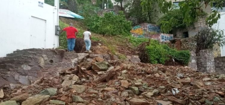 Lluvias provocan el deslave del cerro de la Nevería