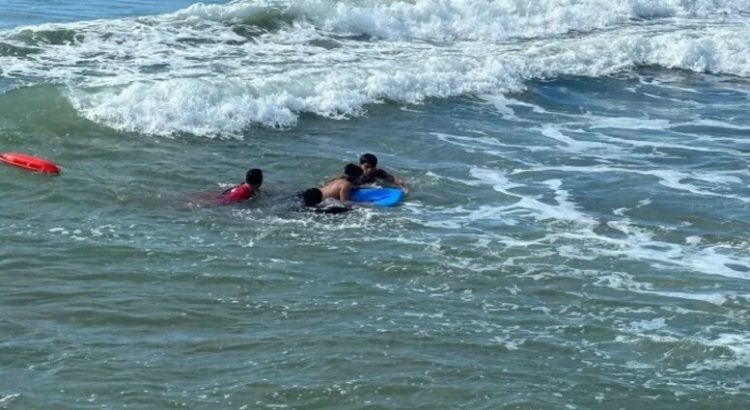 Rescatan en Mazatlán a turistas de Coahuila del mar