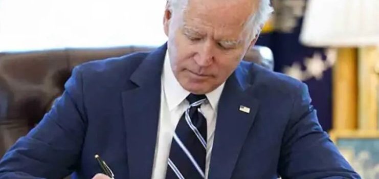 Firma Biden orden ejecutiva para controlar el desarrollo de la IA