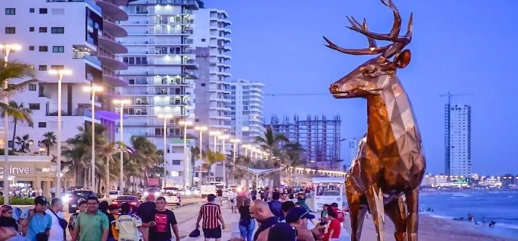 Colocan en el malecón de Mazatlán un gran venado