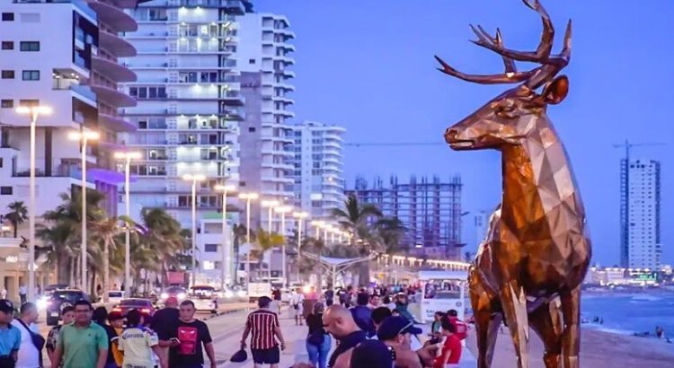 Colocan en el malecón de Mazatlán un gran venado