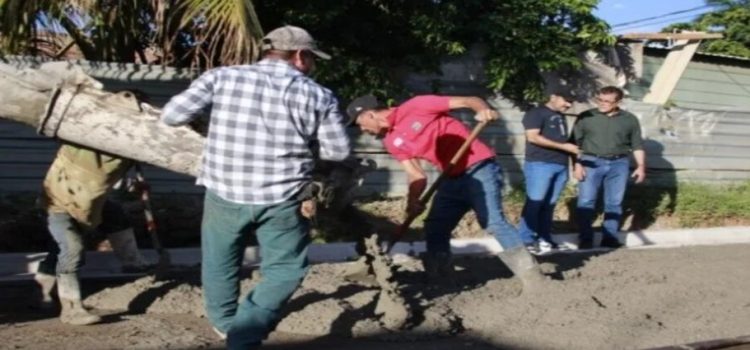 El alcalde de Mazatlán acudió a supervisar las obras de pavimentación en la colonia Rincón de Mazatlán