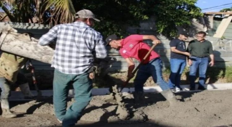 El alcalde de Mazatlán acudió a supervisar las obras de pavimentación en la colonia Rincón de Mazatlán