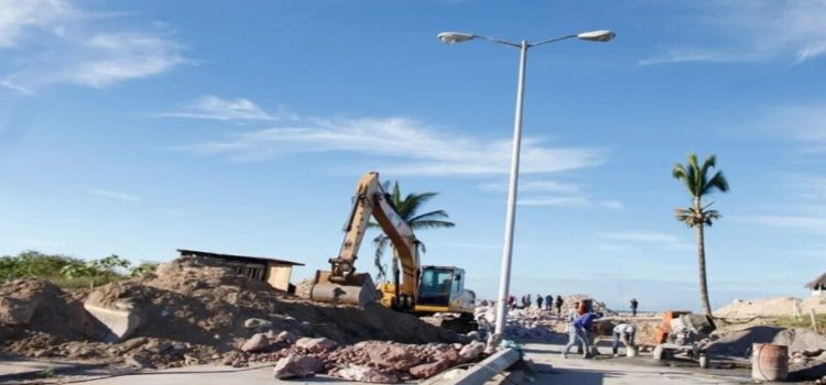 Reconstrucción de los pasos de playa Cerritos en Mazatlán lleva un avance del 30%