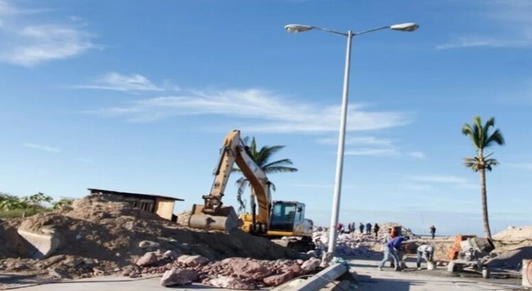 Reconstrucción de los pasos de playa Cerritos en Mazatlán lleva un avance del 30%