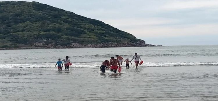 Rescatan a cuatro menores en playas Sábalo 2