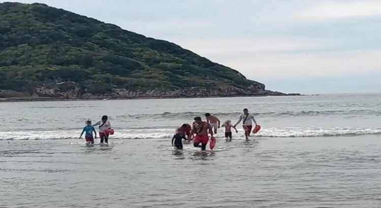 Rescatan a cuatro menores en playas Sábalo 2