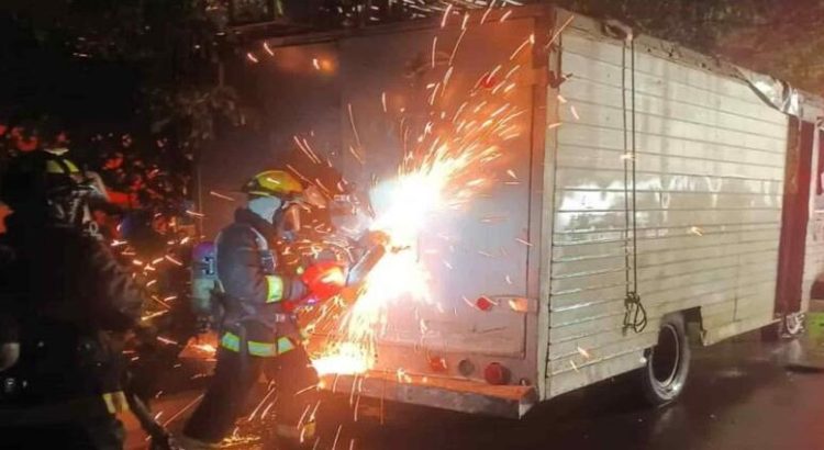 Se incendió un camión con equipo de sonido en la colonia Sánchez Celis
