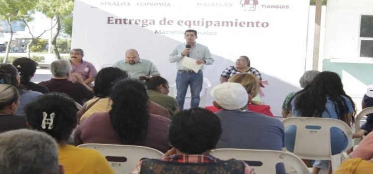 Entregan apoyo del programa “Nuestro Tianguis” a 105 tianguistas de Mazatlán