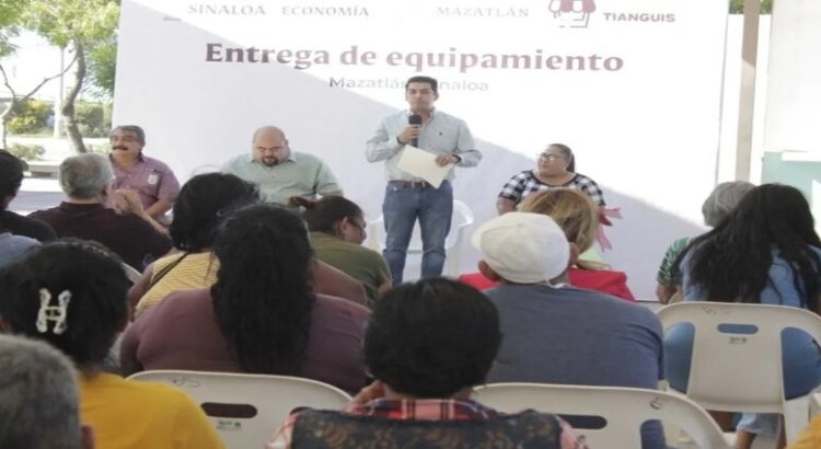 Entregan apoyo del programa “Nuestro Tianguis” a 105 tianguistas de Mazatlán