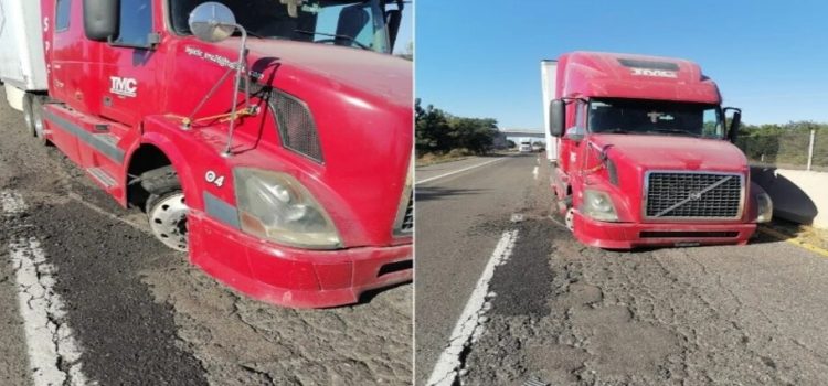 Tráiler chocó contra muro de contención tras poncharse las llantas delanteras