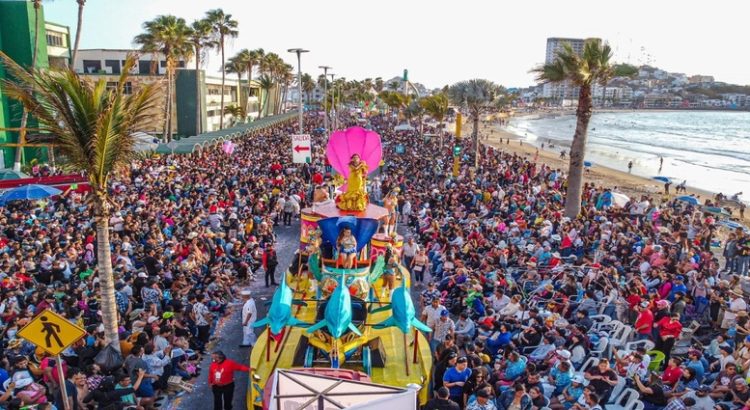 Habitantes viven al máximo el Carnaval de Mazatlán