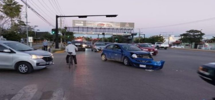 Conductor se pasa el alto y provoca accidente en la avenida Rafael Buelna
